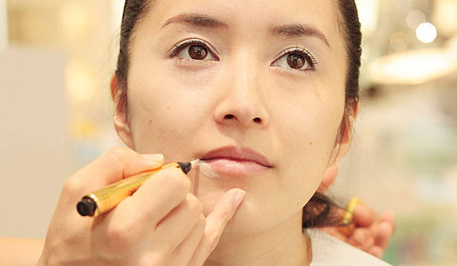 口角も、「ラディアント タッチ」のベージュでくすみをとり、輪郭を補正