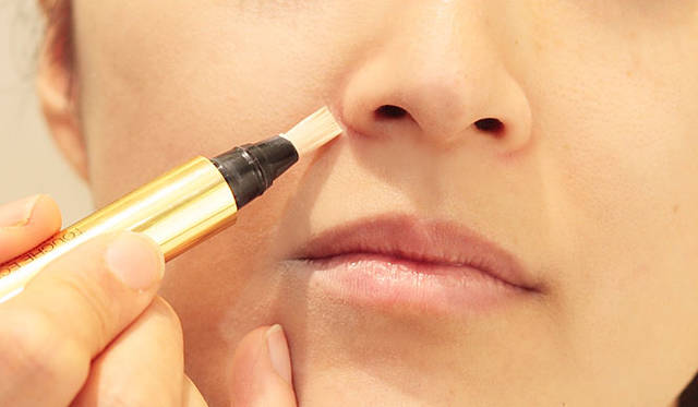 ほうれい線をなぞるようにベージュをのせて、ていねいになじませる