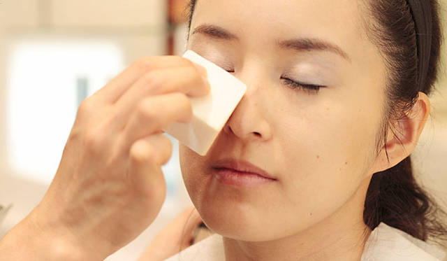 鼻のきわなどは、スポンジの角の部分を使用