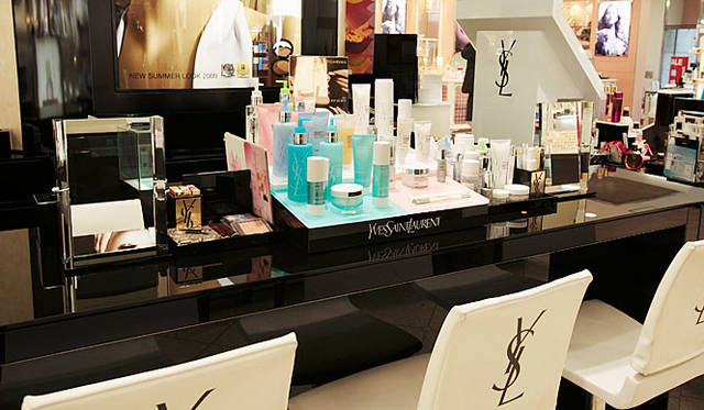 西武池袋本店1階 イヴ・サンローラン カウンター