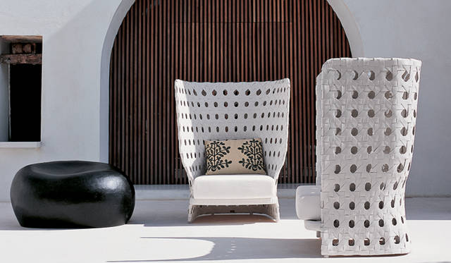 <b>CANASTA</b> designed by Patricia Urquiola（2007）<br>幅広のポリエチレン樹脂を、伝統的技法で職人がひとつひとつ編み上げたデザインが特徴的なシリーズ。Patriciaが自ら選んだオリジナルの張地も、このソファの独特な愛らしさを生み出している