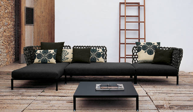 <b>RAVEL</b> designed by Patricia Urquiola（2008）<br>金網からデザインのヒントを得た、バックレストの立体的な編み込みが美しい「Ravel」。屋外用ソファには珍しい、さまざまな組み合わせを楽しめるモジュラーソファであることも魅力のひとつ