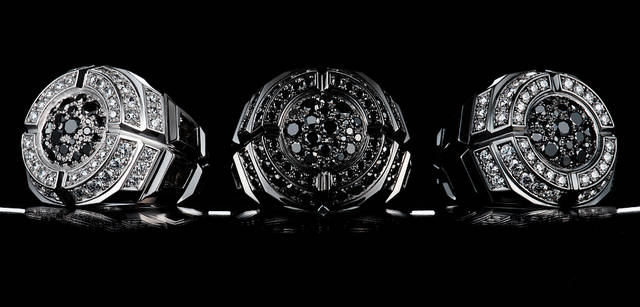 左 Black Diamond、White Diamond、18-Karat Gold 162万7500円｜中 Black Diamond、18-Karat Gold、Black Coating 141万7500円｜右 Black Diamond、White Diamond、18-Karat Gold、Black Coating 162万7500円