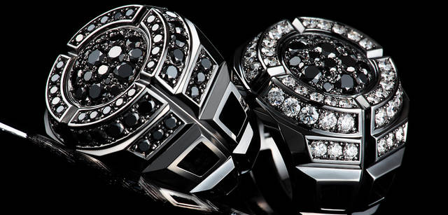 左 Black Diamond、18-Karat Gold、Black Coating 141万7500円｜右 Black Diamond、White Diamond、18-Karat Gold、Black Coating 162万7500円