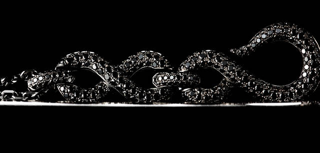 ペンダント Black Diamond、18-Karat Gold、Black Coating 173万2500円｜チェーン 18-Karat Gold、Black Coating 16万8000円