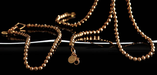 左 ブレスレット Black Diamond、18-Karat Gold 15万7500円｜右 ネックレス Black Diamond、19-Karat Gold 27万3000円