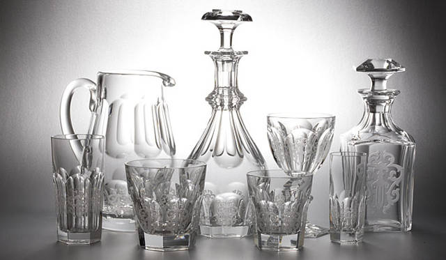 <b>CHROME HEARTS｜クロムハーツ</b>　“Baccarat for Chrome Hearts Crystal Collection”<br>左奥から、HARDCORE PITCHER-DAGGER（ハードコア ピッチャー ダガー）29万4000円、HARDCORE CARAFE-DAGGER（ハードコア ワインデカンタ ダガー）36万7500円、HARDCORE PARFAIT-DAGGER（ハードコア パルフェゴブレット ダガー）12万6000円、HARDCORE DECANTER-DAGGER（ハードコア ウイスキーデカンタ ダガー）22万5750円<br>左前から、HARDCORE HI-BALL-DAGGER（ハードコア ハイボール ダガー）8万6100円、HARDCORE TRIPLE OLD FASHIONED-DAGGER（ハードコア トリプルオールドファッションタンブラー ダガー）12万600円、HARDCORE DOUBLE OLD FASHIONED-DAGGER（ハードコア ダブルオールドファッションタンブラー ダガー）8万6100円、HARDCORE HH SHOT-DAGGER（ハードコア ハッピーアワーズショット ダガー）9万4500円