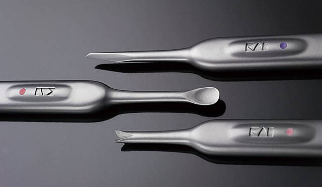 ネイルケアツール「MIMUNO（ミムーノ）」 中／キューティクルスクレーパー（甘皮押し）5250円、上／キューティクルナイフ（甘皮切り）5250円