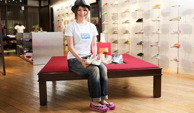 オニツカタイガー東京のスタッフ 天野洋子さん　Tシャツ4095円、ジーンズ1万9950円、シューズ8400円