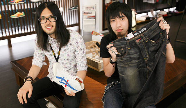 オニツカタイガー神戸のスタッフ 左／仲正順さん MEXICO Mid Runner1万3650円、右／林智仁さん Onitsuka Tiger×EDWIN 1万6800円