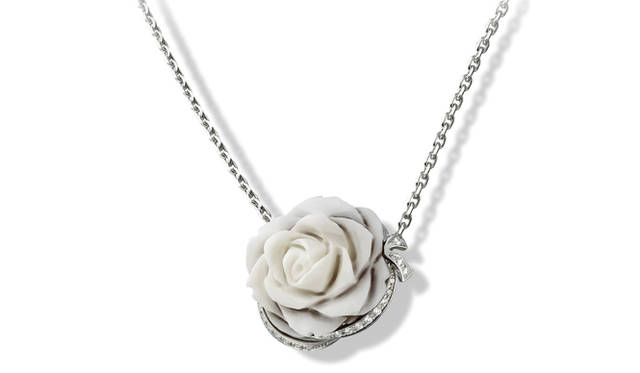 BREGUET｜ブレゲ　ペンダント　：18K ホワイトゴールド、　ダイアモンド パヴェ TW/IF-VVS 29石、　ローズフラワー手彫りカメオ装飾