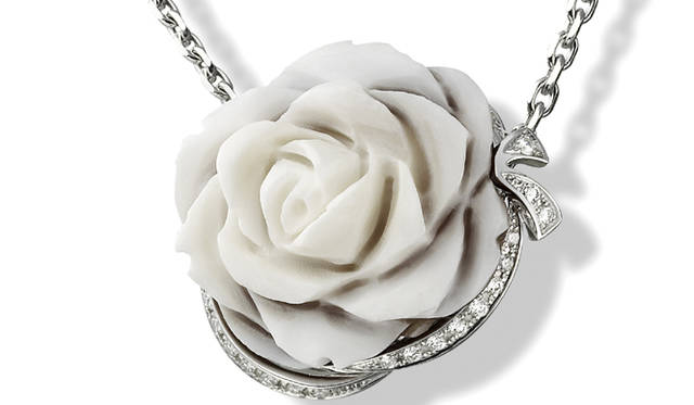 BREGUET｜ブレゲ　ペンダント　：18K ホワイトゴールド、　ダイアモンド パヴェ TW/IF-VVS 29石、　ローズフラワー手彫りカメオ装飾