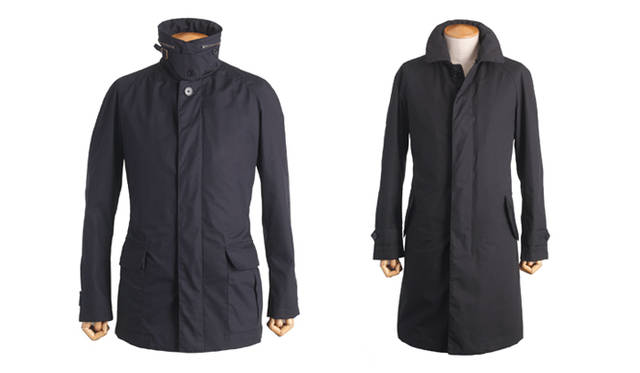 左から：<br>透湿防水の機能素材製のショートコート。オンオフ兼用で着まわしのきくデザイン。 5万2500円　ネイビー（伊勢丹新宿店メンズ館7F オーセンティックカジュアルウェア）　Material /コットン　Color /アイボリー、ベージュ、ブラック、ブラックウォッチ<br>防水かつ内部の湿気を逃がす機能素材を使用したロングコート。ウエストがシェイプされた大人っぽいシルエット。<b>HUNTING LONG COAT｜ハンティングロングコート</b> 5万9850円　ブラック（シップス 銀座店）　Material /コットン　Color /アイボリー、ベージュ、ネイビー、ブラックウォッチ