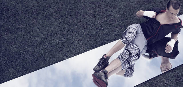 スニーカー2万6250円、ナイロンパーカ9975円　すべてオニツカタイガー（アシックスお客様相談室 Tel.03-3624-1814）