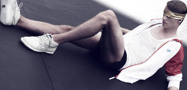 白いスニーカー1万3650円、パーカー9975円　すべてオニツカタイガー（アシックスお客様相談室 Tel.03-3624-1814）その他スタイリスト私物