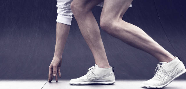 白いスニーカー1万3650円、パーカー9975円　すべてオニツカタイガー（アシックスお客様相談室 Tel.03-3624-1814）その他スタイリスト私物