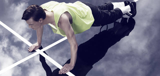 スニーカー1万6800円、ナイロンパンツ1万1550円、中に穿いた白いジャージ9345円　すべてオニツカタイガー（アシックスお客様相談室 Tel.03-3624-1814）その他スタイリスト私物