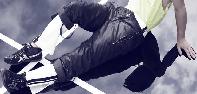 スニーカー1万6800円、ナイロンパンツ1万1550円、中に穿いた白いジャージ9345円　すべてオニツカタイガー（アシックスお客様相談室 Tel.03-3624-1814）その他スタイリスト私物