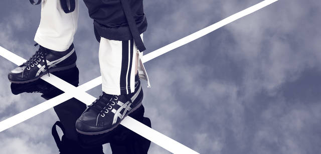 スニーカー1万6800円、ナイロンパンツ1万1550円、中に穿いた白いジャージ9345円　すべてオニツカタイガー（アシックスお客様相談室 Tel.03-3624-1814）その他スタイリスト私物