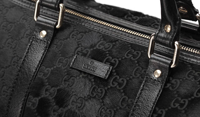 <strong>GUCCI｜グッチ</strong>　GGアイコンがポニーの美しい毛並みのなかに浮かび上がる。