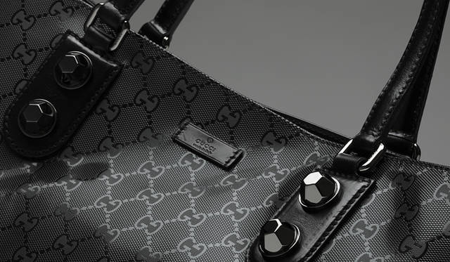 <strong>GUCCI｜グッチ</strong>　フリーダ・ジャンニーニが発表するコレクションに一貫して登場するテーマ“ストロング＆ロック”を体現したハンドバッグ。