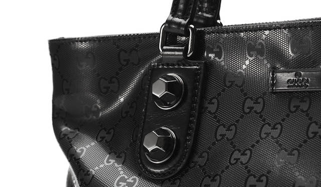 <strong>GUCCI｜グッチ</strong>　GGインプリメの光沢感をスタッズが強調する。