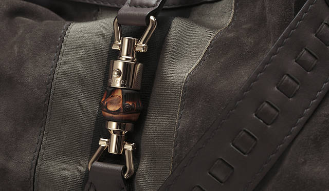<strong>GUCCI｜グッチ</strong>　ウェブの上に配されたバンブーモチーフのバックル。