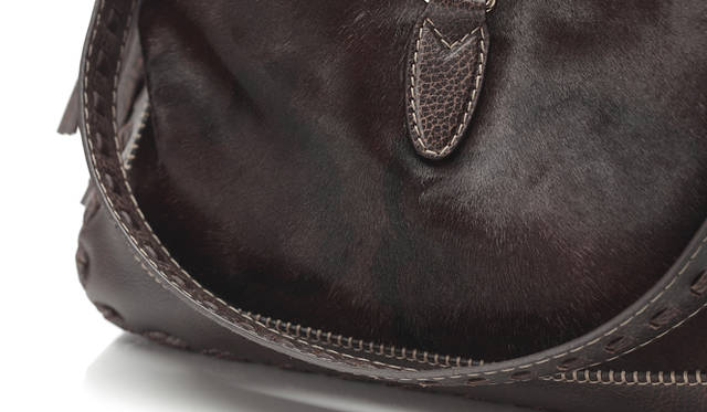 <strong>GUCCI｜グッチ</strong>　ポニーにカモフラージュ柄が浮きあがっている。