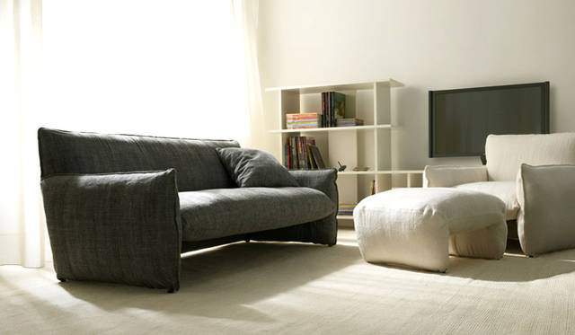 <b>arflex prima「GIORNATA」（Design: C.O.D. 2009年発表）</b><br>コンパクトでありながら、クッションをまとわせたようなふくよかな座り心地のソファ。高めのシートバックで背中をしっかりサポートし、さりげないデザインのなかに快適性も兼ね備える。パイプフレームの構造は比較的軽量のため移動が楽なのも魅力。<br>左／2人掛ソファ 34万6500円（ミニクッション別）、右／アームソファ24万3600円、オットマン8万7150円