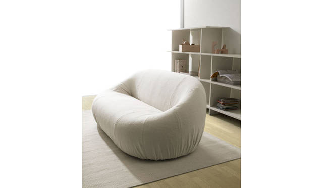 <b>arflex prima「FU」（Design: C.O.D. 2009年発表）</b><br>ユニークな存在感が空間を軽快に印象づけるソファ。ラウンドしたフォルムは、どの方向からもアクセスしやすく、コンパクトな空間でも置かれる向きや場所を選ばない。カバーの着脱が簡単な「イージーカバーリング」で、いつでも清潔に使うことができて、イメージチェンジも気軽に楽しめる。2人掛ソファ 34万6500円