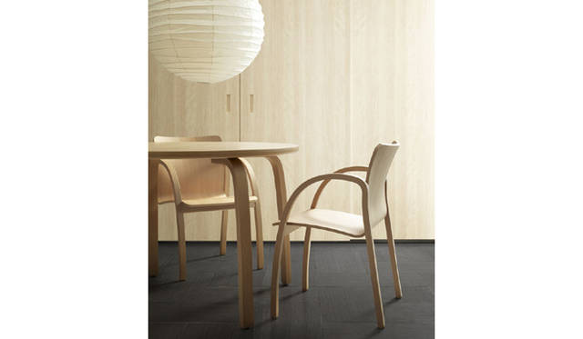 <b>arflex prima「BISCOTTI」（Design: C.O.D. 2009年発表）</b><br>角のない柔らかいフォルムと積層成型のあたたかみのある質感のテーブル。テーブル12万6000円（ホワイトオーク）<br><b>arflex prima「PFK」（Design: Fumio Kawasaki＆ ARFLEX JAPAN R&D 2009年発表）</b><br>ミニマムな構成と、カジュアルで軽やかな印象の「エフケー」チェアをリデザイン。ウッドタイプ 3万8850円（ホワイトオーク）