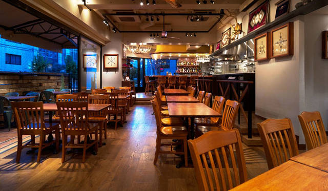 アメリカンレストラン＆バー「Hummingbirds’hill（ハミングバーズヒル）」