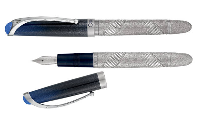 オマス「MOON 1969」ピストン吸入式万年筆（1000本限定）19万9500円、オマス「MOON 1969」ローラーボール（969本限定）15万7500円