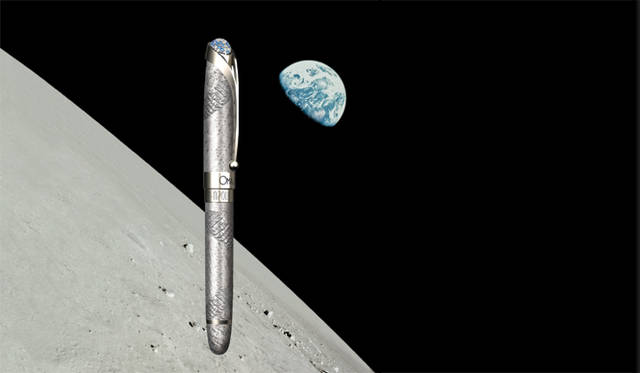 オマス「ONE SMALL STEP」ピストン吸入式万年筆（21本限定）597万4500円、オマス「ONE SMALL STEP」ローラーボール（7本限定）597万4500円