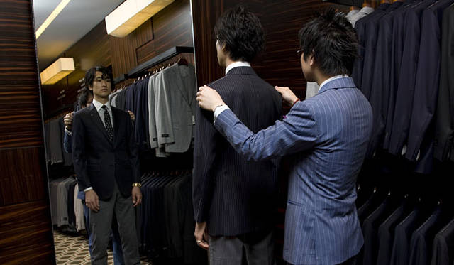 <b>BARNEYS NEW YORK｜バーニーズ　ニューヨーク</b>　“PATTERN ORDER”<br>既製服では体型にフィットしないひとのリクエストにも応えられるのが“PATTERN ORDER”の魅力のひとつ