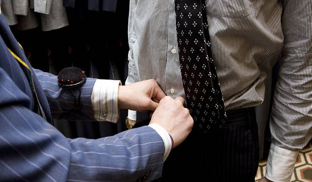 <b>BARNEYS NEW YORK｜バーニーズ　ニューヨーク</b>　“PATTERN ORDER”<br>上着のフィッティングの次はトラウザーズの試着