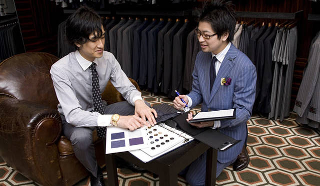 <b>BARNEYS NEW YORK｜バーニーズ　ニューヨーク</b>　“PATTERN ORDER”<br>採寸と修正が決まったら、上着の裏地やボタンなど付属をセレクトする