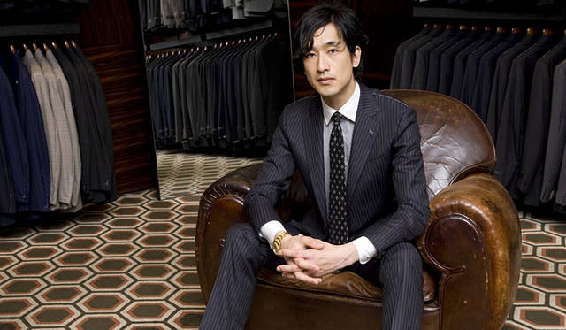 <b>BARNEYS NEW YORK｜バーニーズ　ニューヨーク</b>　“PATTERN ORDER”<br>お仕立て上がりまで約2週間、受け取りの際は必ず試着したい。スーツに合うシャツやネクタイも見立てたい