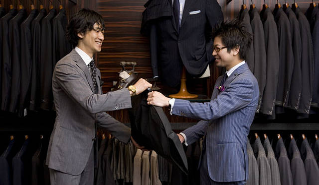 <b>BARNEYS NEW YORK｜バーニーズ　ニューヨーク</b>　“PATTERN ORDER”<br>試着後は、できあがりの感想をぜひスタッフへ。会話が次の一着へとつながっていく