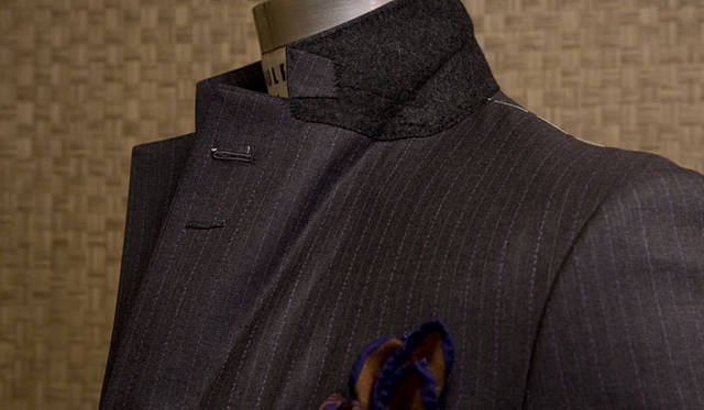<b>BANEYS NEW YORK│バーニーズ　ニューヨーク</b>　衿の裏側の仕上げや、フラワーホールなどの細かい部分にまで昔ながらの製法にこだわった、正統派のディテールがより本格的な雰囲気を演出する