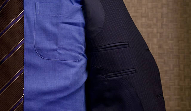 <b>BANEYS NEW YORK│バーニーズ　ニューヨーク</b>　生地を贅たくに使用し、裁断にも手間をかけた昔ながらのお台場仕上げにパイピングをほどこしたラグジュアリーなライニングの仕様は、“メイド トゥ メジャー”スーツ「スタンダードスタイル／エグゼクティブモデル」だけのスペシャルなディテール