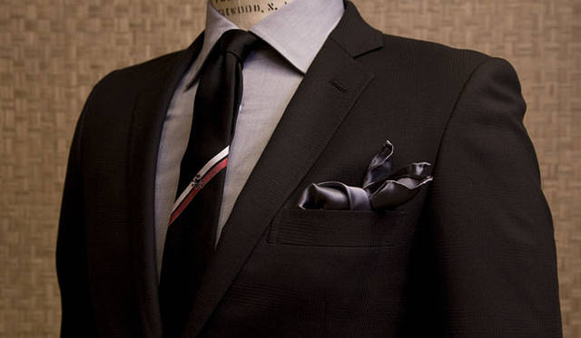 <b>BANEYS NEW YORK│バーニーズ　ニューヨーク</b>　ハンドワークを活かしたクラシックな製法により、美しいカーブを描くパルカポケットに仕立てた胸元のポケット