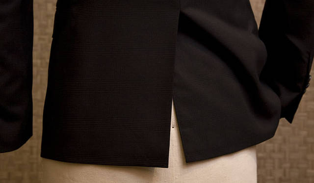 <b>BANEYS NEW YORK│バーニーズ　ニューヨーク</b>　「ニュードレスコード／モードモデル」は、センターベントが採用されている