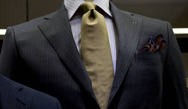 <b>BANEYS NEW YORK│バーニーズ　ニューヨーク</b>　“PATTERN ORDER”スーツ「スタンダードスタイル／スタンダードモデル」<br>飽きのこないベーシックな仕上がりで、バーニーズ　ニューヨークの世界基準的モデル。オーダーサイズは42～56