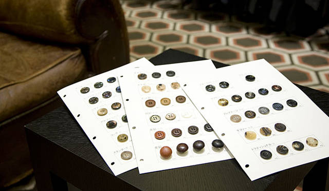 <b>BANEYS NEW YORK│バーニーズ　ニューヨーク</b>　ボタンなどの付属品も相談しながら個性的にオーダーできる