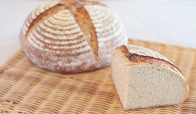 <b>アコルト（der Akkord）</b><br>開店以来、ダントツのリピーター率を誇る食事パン「ラントブロート」。原材料は小麦粉75％、全粒粉25％、サワー種酵母、天然水、海塩のみ。（焼き上がり予定時間11時）1470円、1/2 735円、1/4 420円