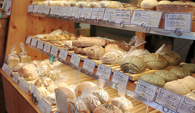 <b>アコルト（der Akkord）</b><br>ずらりと焼きたてが並んだ店内に入ると、スタッフがさりげなく試食をすすめながら、パンの説明をしてくれる