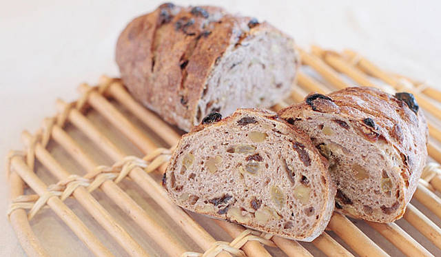 <b>アコルト（der Akkord）</b><br>レーズンとくるみの相性抜群な一品。噛めば噛むほど、深い味わい。パウンド型、スティック型もあり。（焼き上がり予定時間11時）オーバル型 1260円、1/2 630円