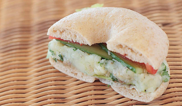 <b>アコルト（der Akkord）</b><br>夏限定のポテトサラダにトマト、キュウリのサンド。野菜ももちろん、すべてオーガニック。ハーフ 283円