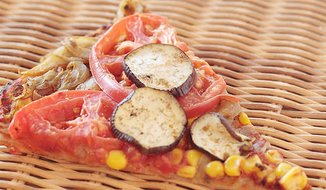 <b>アコルト（der Akkord）</b><br>季節のピッツァのトッピングは、ナス、トマト、玉ねぎ、コーン。カレー味がアクセント。294円